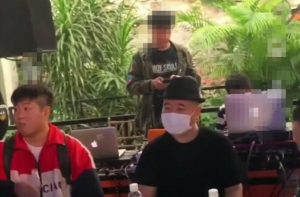 于文华与刘能热情拥抱！圈中人缘非常好，与朱之文尹相杰还是好友