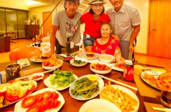 59岁叶倩文为丈夫庆生，身材似少女太励志，林子祥的食物引关注
