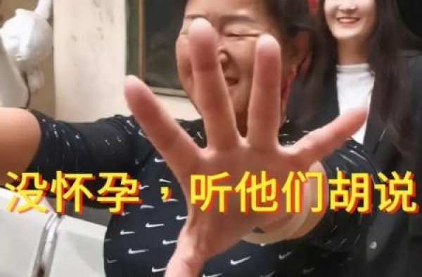 大衣哥儿媳直播首秀人气高，10万网友同时在线，朱小伟略显怯场