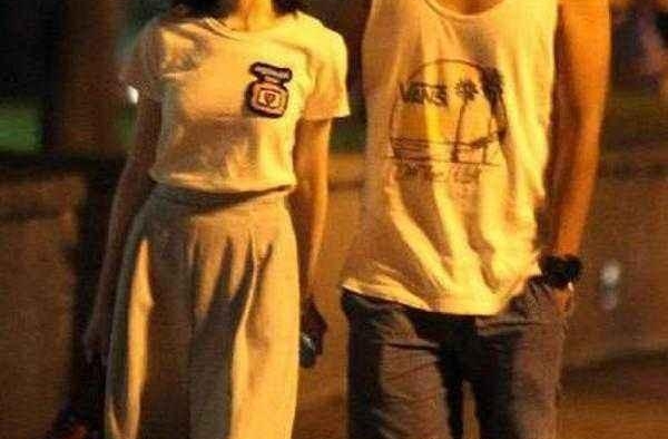 王心凌与绯闻男友聚餐，男方眼神充满爱意，热情互动像初恋