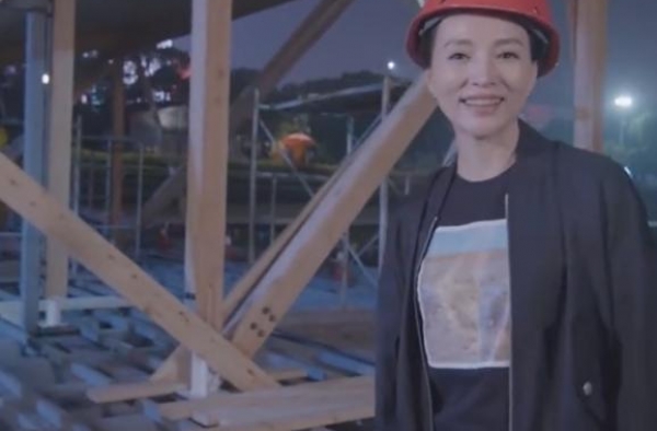 47岁董卿工地工作，皮肤紧致嫩如少女，却因安全帽戴错被指责