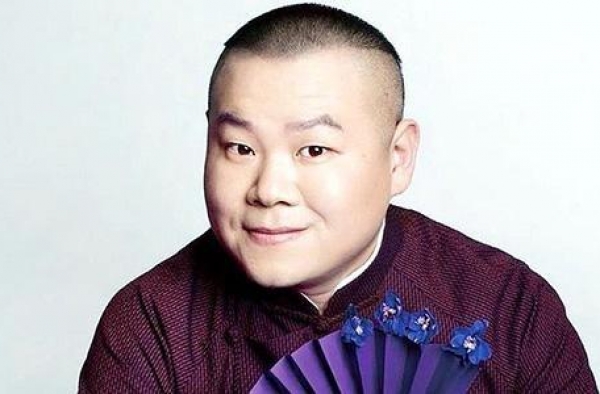 岳云鹏陪孩子睡沙发，不忘初心的父母，才会给孩子最好的幸福