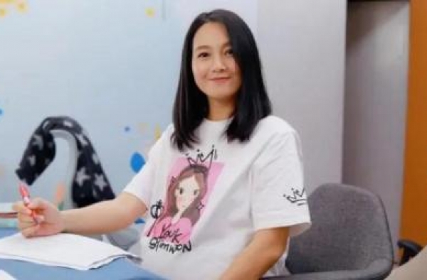 朱丹39岁拼二胎，挺孕肚直播带货，丈夫周一围的反应，意料之外