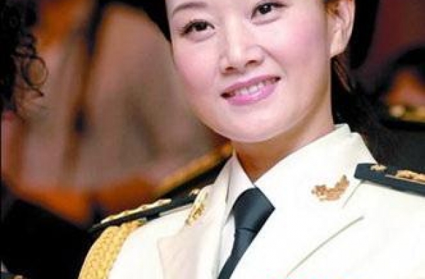 辣妹子老了，现身婚礼现场，当年的端庄大方一点没变