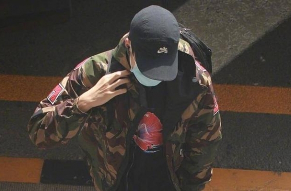 王一博“被撞风波”后现身机场，身体看似无大碍，还能自己背包