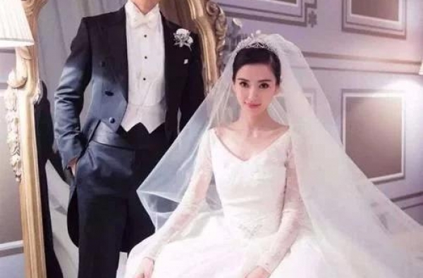 结婚证件照：撒贝宁冷脸，张若昀可爱，冯绍峰才是对婚姻的尊重