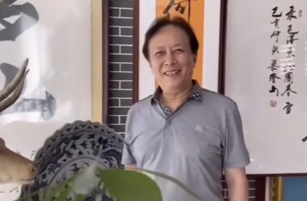 68岁唐国强近照曝光，挺啤酒肚满面春风，后移的发际线却成亮点