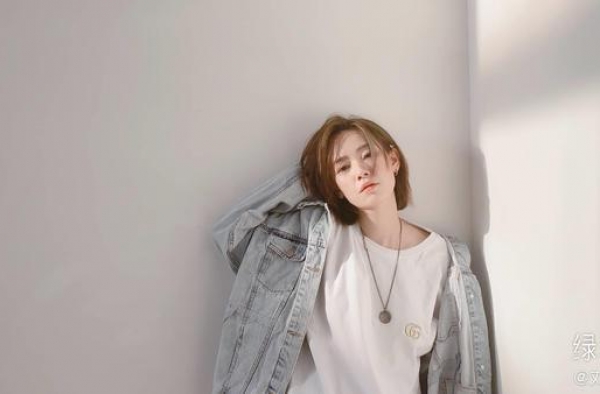 还记得电影版《致青春》的朱小北吗？她还组过组合？