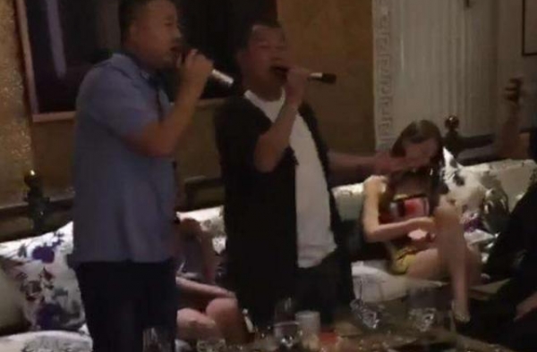 老婆去世才两月，67岁曾志伟和美女夜店狂嗨，场面十分火爆