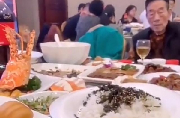 杨少华罕露面憔悴佝偻，一旁儿媳吃相＂凶猛＂，表情呆滞疑被吓到