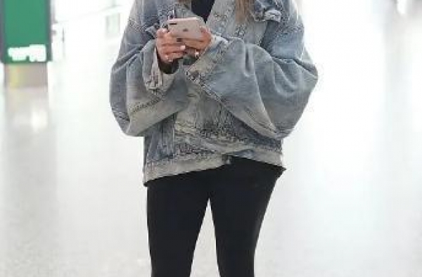 何洁失业后穿搭似路人，牛仔服搭无痕裤太朴素，同是超女今非昔比