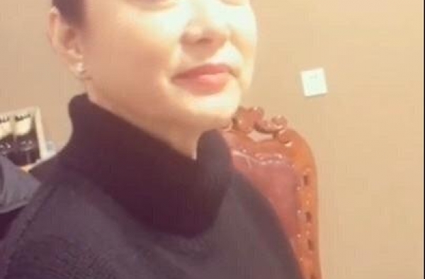 66岁林青霞真是优雅老去！素颜怼脸下肌肤白皙，扎丸子头美到爆