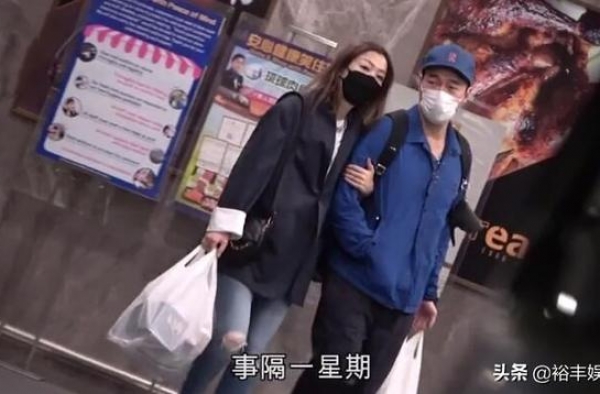 郑秀文与老公罕现身，甜蜜挽臂秀恩爱，许志安却心不在焉眼神呆滞
