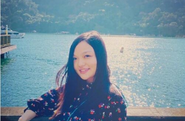 歌手徐佳莹挺孕肚与家人出游：最近身体很沉很重