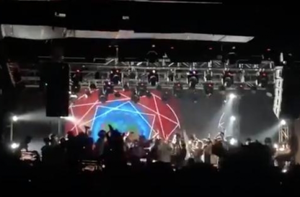 乐迷挤满演出舞台，痛仰乐队：安全第一