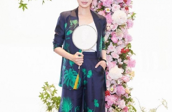 佟大为老婆关悦身材真好，绿色印花西装配阔腿裤，身材比例太惊艳