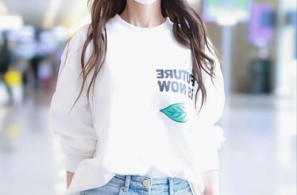 Angelababy最新机场私服，状态犹如18岁少女