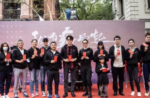靳东和老婆配一脸！＂老干部＂穿皮衣变鲜肉，李佳一脸皱纹还是美