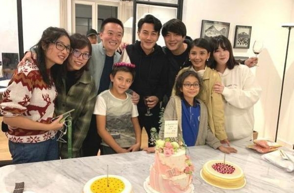 刘烨一家四口为朋友庆生，儿子帅气逼人，女儿可爱乖巧