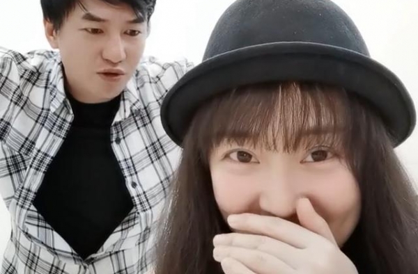 “魔仙”游乐小蓝罕同框，32岁廖景萱变脸认不出，被吐槽吃老本