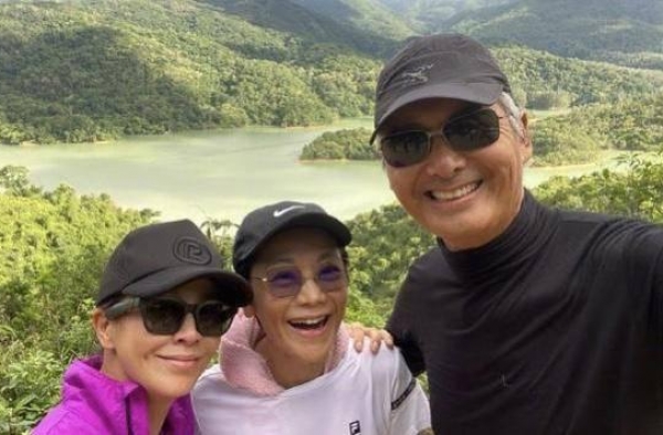 与周润发罕见同框！55岁曾华倩被嘲美颜过度，主动晒近照求工作