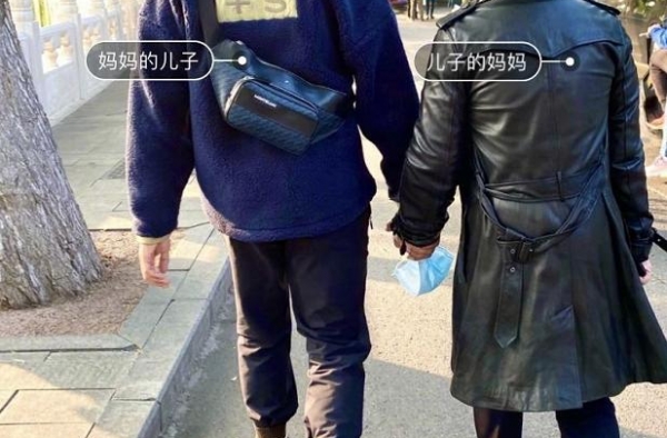 陈坤与妈妈牵手逛街，撒娇称俩人是好朋友，连走路姿势都一模一样