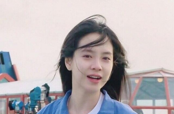 同是“跑男女神”，宋智孝素颜对比杨颖，网友：天然美女VS网红