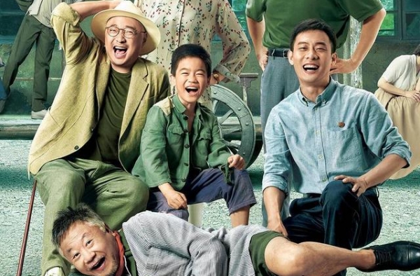 徐峥携妻低调出行，衬衫搭西服休闲保暖，陶虹穿过膝大衣走路生风