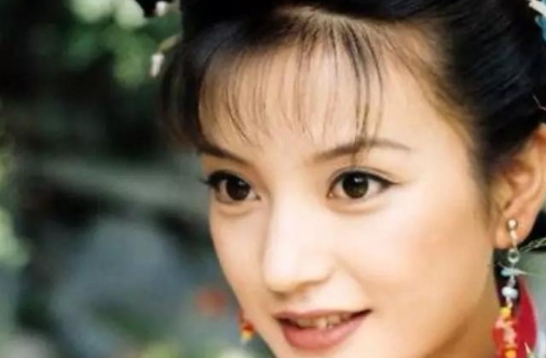 黄奕告别前夫，赵薇婚姻成谜，住大房子欠过钱，人生没有最优方案
