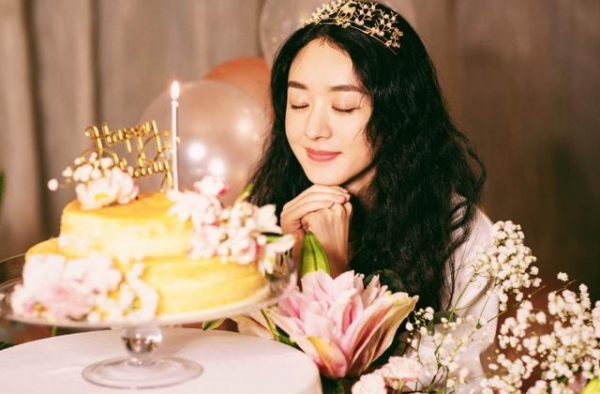赵丽颖迎来33岁生日，上热搜的却是冯绍峰，粉丝笑出了猪叫声