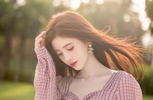 厉害了鞠婧祎，敢拿黑丝袜当上衣穿，哪个人看后还会挪开眼