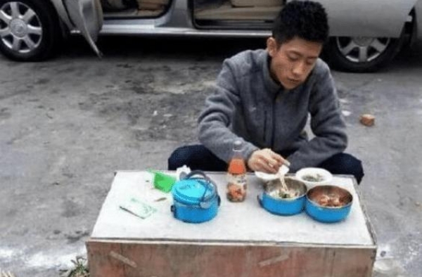 明星们的吃饭场面真是壮观，各种姿势各种场地都阻挡不了