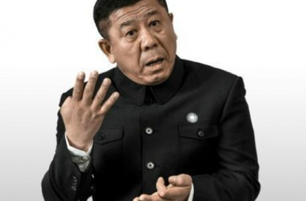 63岁程煜近照变样，满头白发与人抽烟拼酒，环境简陋寒酸接地气