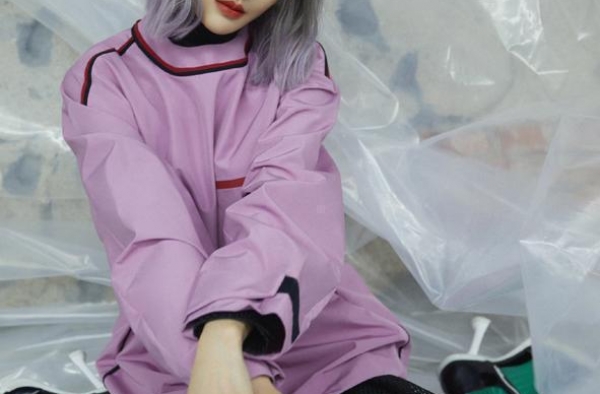 分手后彻底放飞自我？郑爽大胆尝试灰紫色短发，却意外美出新高度