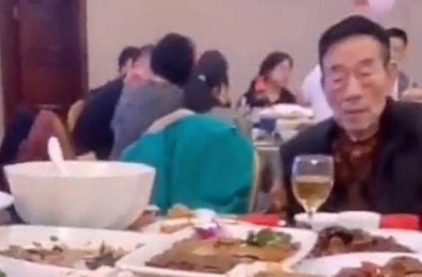 相声泰斗杨少华参加宴会，身形佝偻面容憔悴，身旁儿媳吃相惹争议