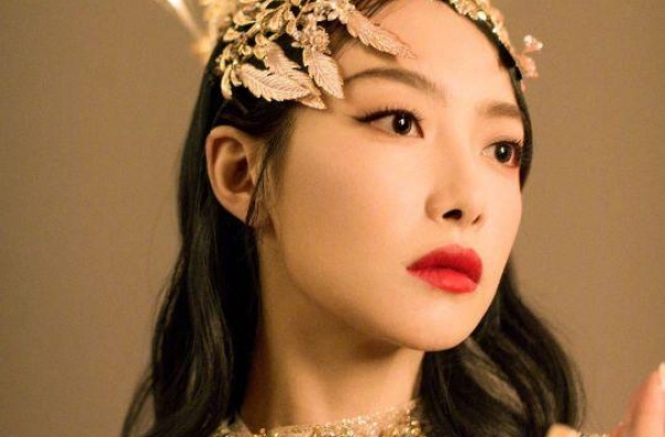 金鹰女神宋茜登场方式，迎光而临，抗住了镜头