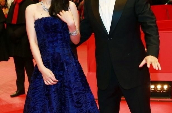 姜文和老婆走红毯！周韵烫卷发，穿深蓝色抹胸裙高贵迷人！美翻了
