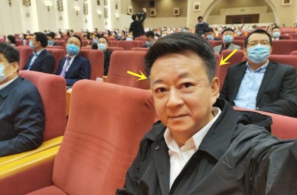 56岁朱军开会晒自拍，双眼通红两鬓斑白，离开央视后靠商演捞金