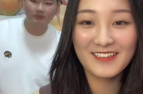 大衣哥儿媳直播翻车，无视老公力捧亲弟弟！网友：小舅子太想火