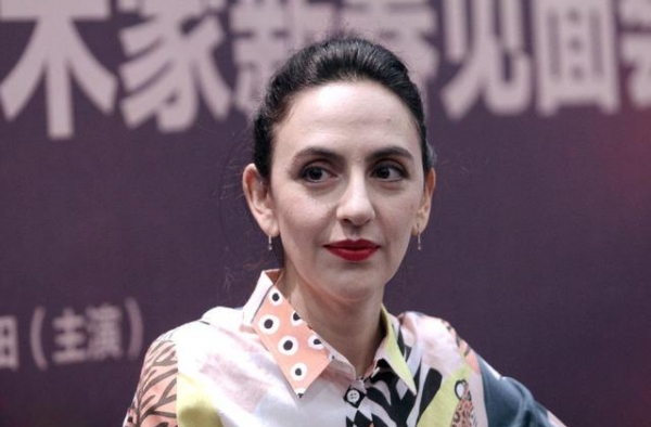 安娜现身刘恺威生日会，尽显老态，女儿长相神似“土拨鼠”