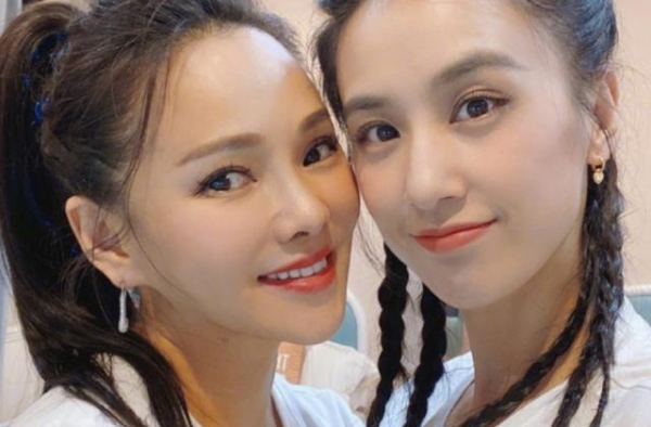 4岁秦米粒成功摘掉“假小子”标签，五官精致可爱，比洋娃娃还美