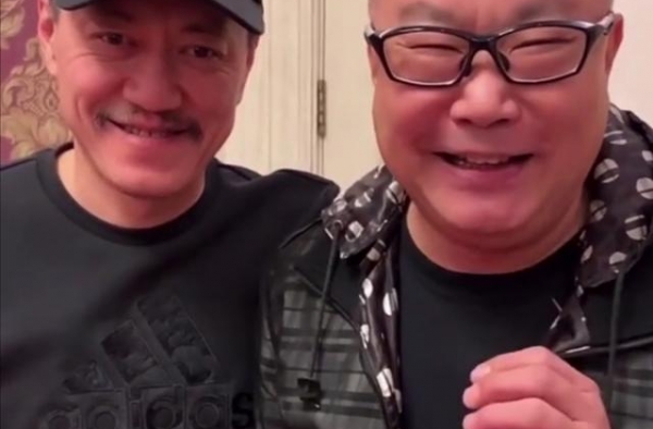 51岁雪村尹相杰罕见同框，同龄不同样，一个当导演一个接商演