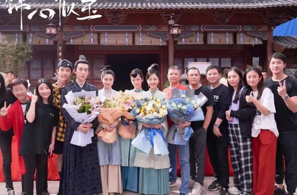 《锦心似玉》官宣剧照，还以为谭松韵够迷人，谁料一众女配更加绝