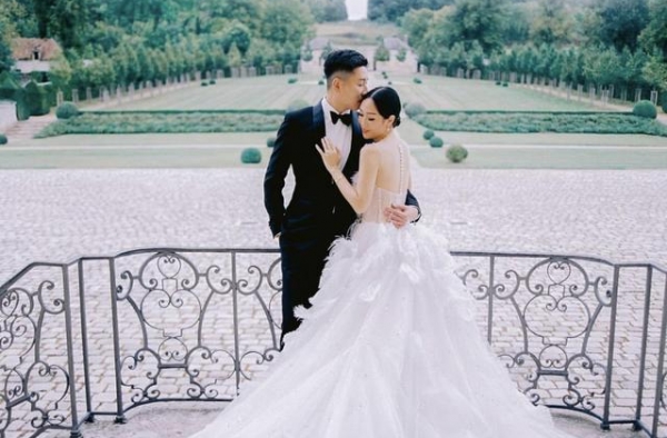 恭喜！TVB帅气小生关楚耀网红妹妹关美薇，与金融才俊签字完婚
