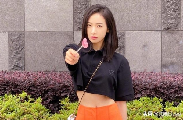 宋茜独自游泳，穿连体泳衣秀身材，这“马蜂腰”金鹰女神里太少见