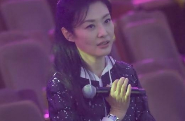 52岁周涛不主持做导演？严厉指挥做笔记很有范，私下形象反差大