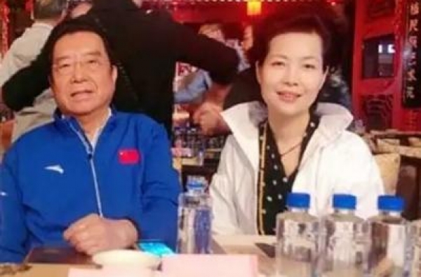 81岁李双江显年轻，小27岁老婆变老，老少恋越来越有夫妻感