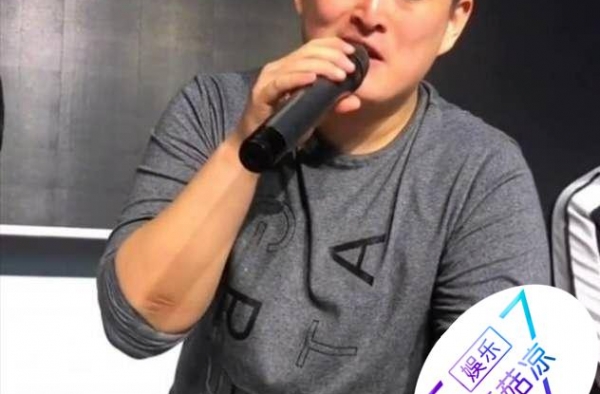 赵本山儿子近照曝光，手持廉价烟疑没钱，撞脸大衣哥儿子太搞笑