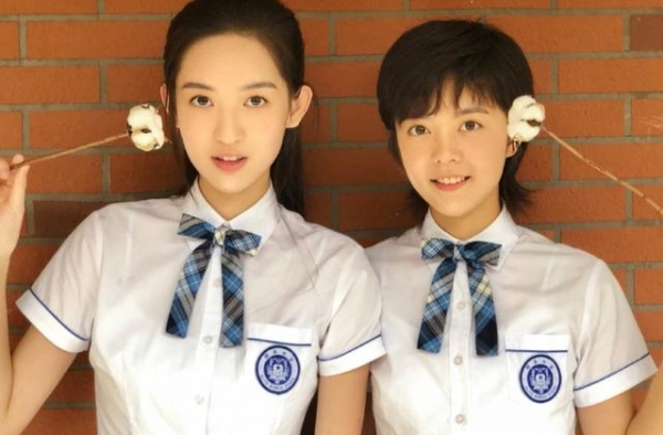 还记得《少年派》邓小琪吗？换下校服后戴眼镜，模样美到不敢认