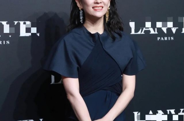 章子怡产后复出，发际线堪忧，笑起来法令纹更深，41岁状态真实